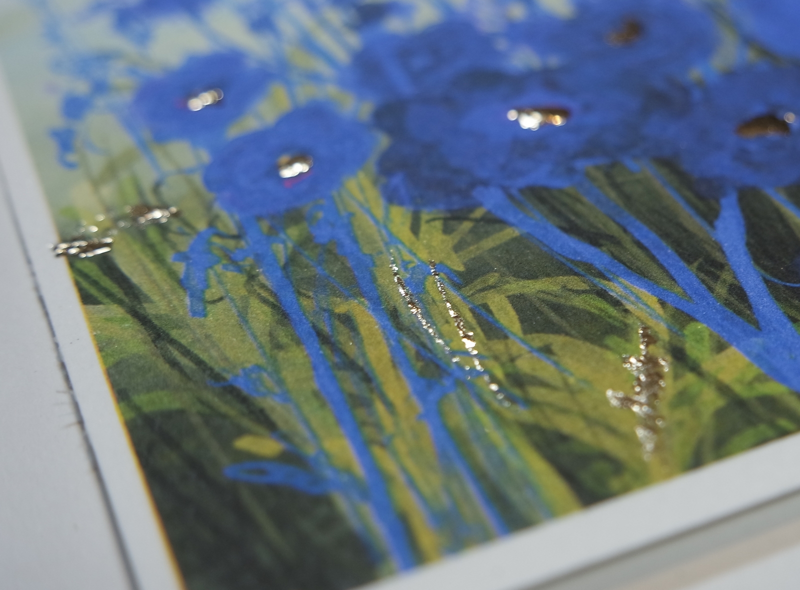 Schilderij blauwe bloemenveld met echt goud